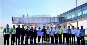 Nắng trên phi trường, “nóng” trong nhà ga, Công đoàn Cảng HKQT Nội Bài “chia lửa” với người lao động